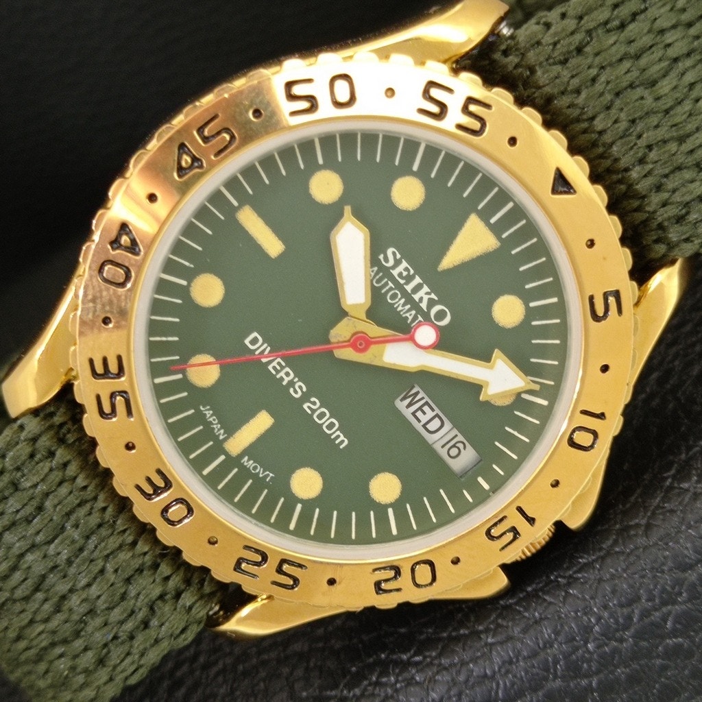 Vintage 1984 Seiko Diver Automatic Mens Gold Watch WDaydate  Green Accents